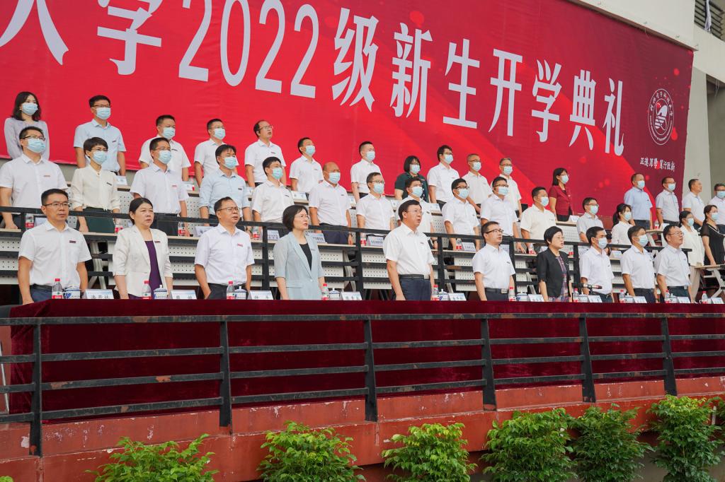 我校隆重举行2022级本科生新...